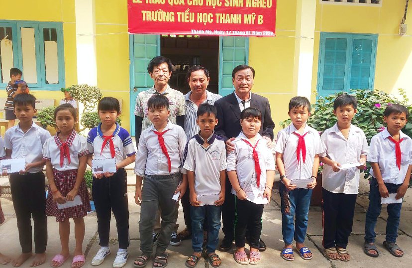 ベトナムのTHANH MY B小学校から感謝状を受ける